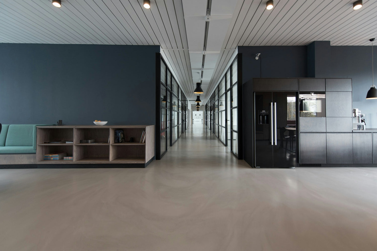Interior de casa com diferentes ambientes decorados com quadros nas paredes