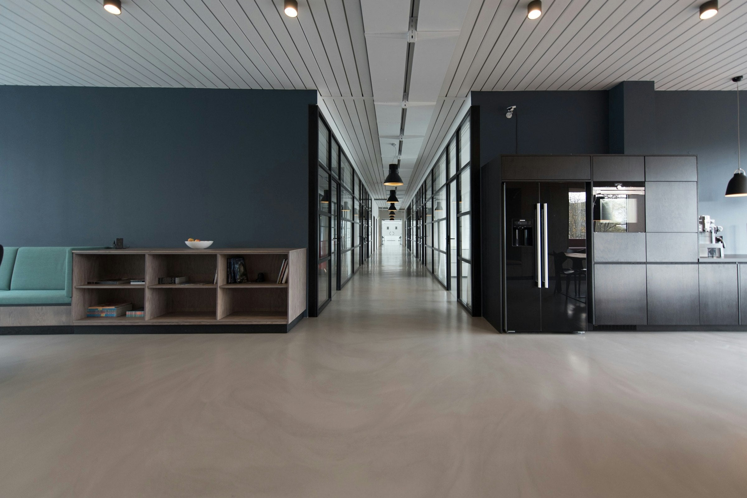 Interior de casa com diferentes ambientes decorados com quadros nas paredes
