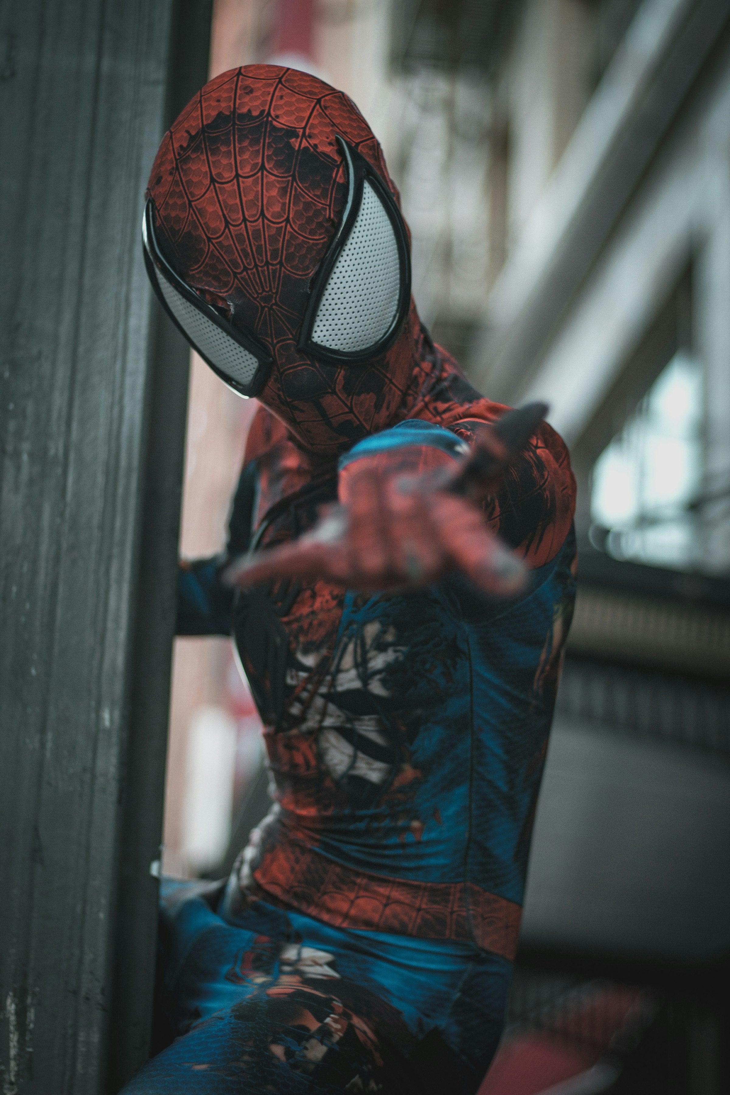 Cosplay do Homem-Aranha em ambiente urbano com pose dinâmica