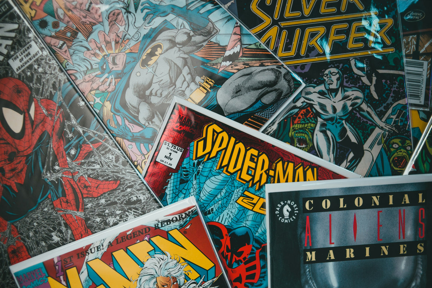 Pilha de revistas em quadrinhos de super-heróis empilhadas sobre uma mesa