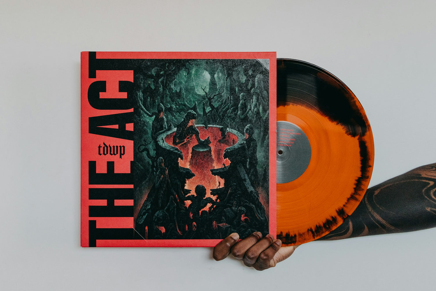 Discos de vinil coloridos empilhados sobre uma superfície de madeira com foco na arte das capas
